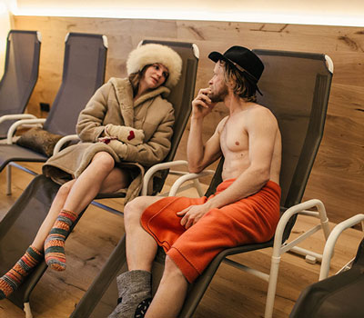 activiteiten-sauna-ruimte-ligstoelen